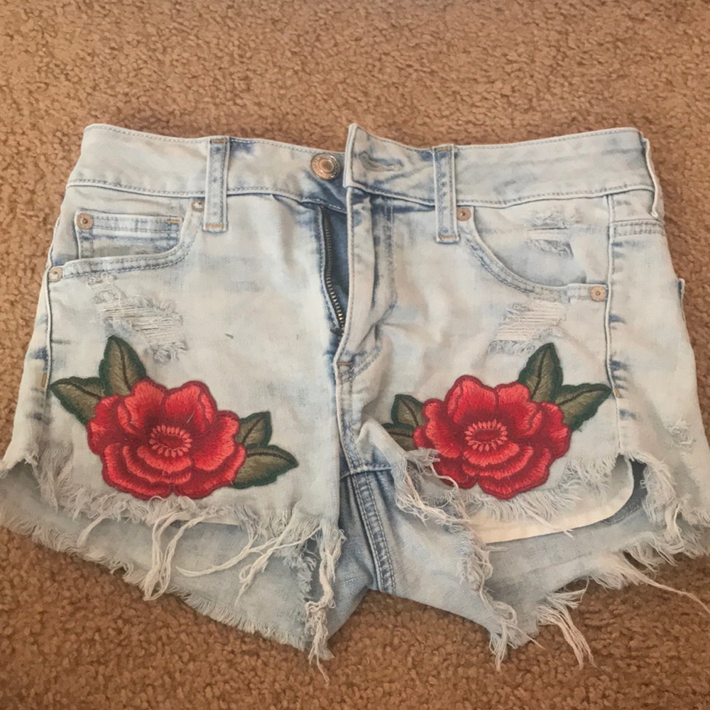 American Eagle shorts size 4with embroidered roses